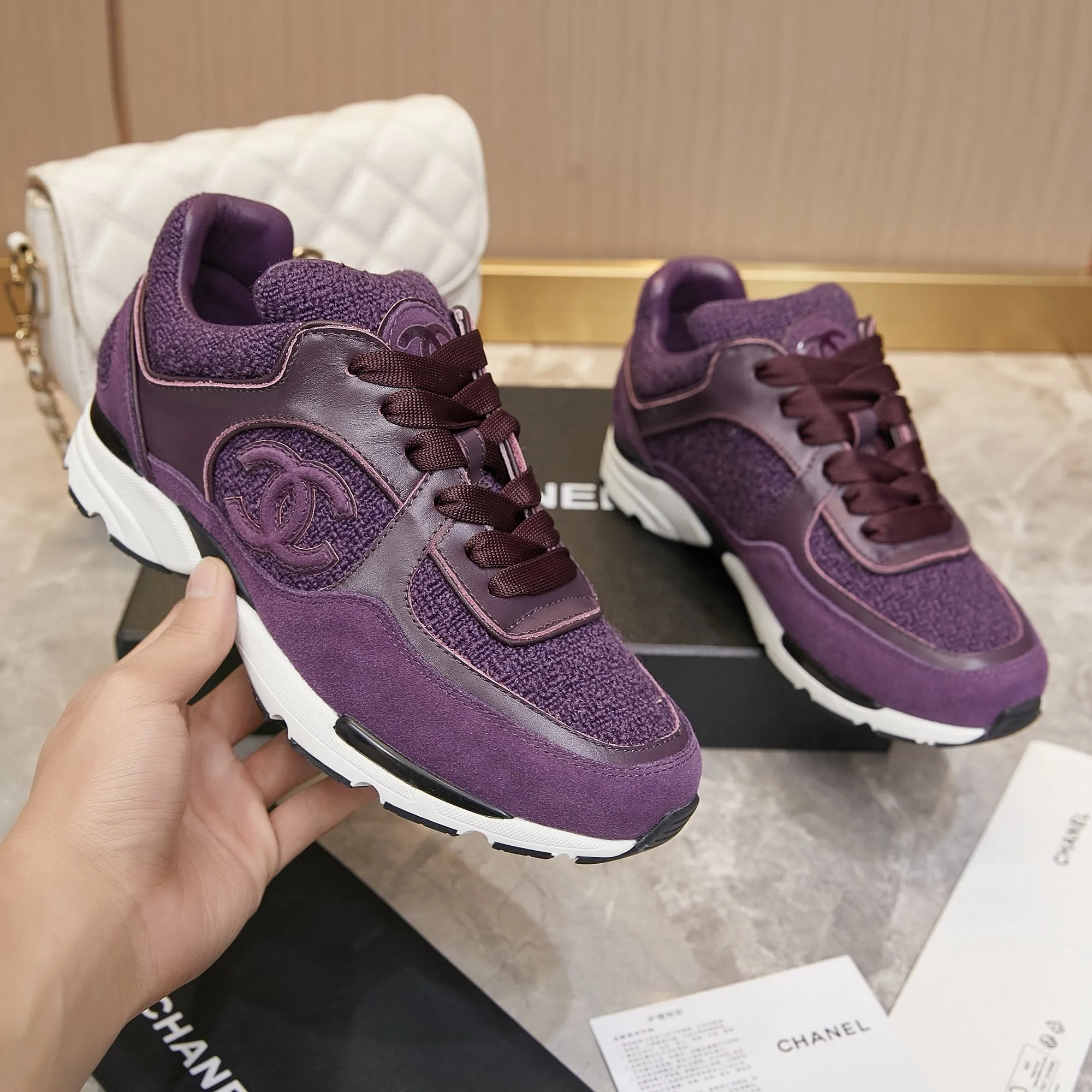Men's shoes pP700! Chanel Chanel - 2024 counter top casual sneakers This classic design; the upper is embroidered with various techniques; the outsole is fashionable and sporty; the outsole is stylish and sporty; it incorporates a variety of color matching elements... The diversified mix and match is very good-looking and versatile, casual, fashionable, sports, and outdoor can be taken into account... ꫛꫀꪝ Go➫ Material: ❶Upper made of: original imported high silk cowhide suede + small fragrance fabric ❷Inner use: Original imported breathable sheepskin lining ❸ Outsole based on: Original TPU combination outsole Special counter boutique packaging complete set Women 35–41 Men 38-45